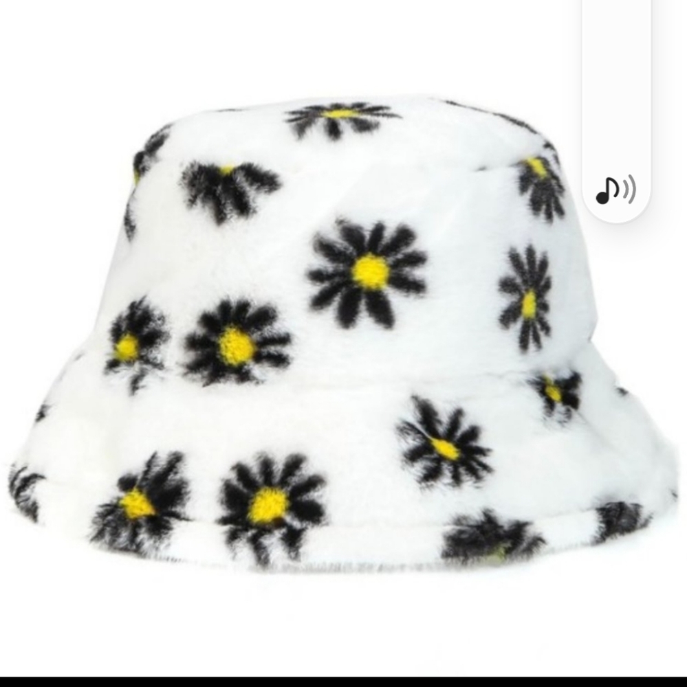 NWT! FUZZY WHITE DAISY BUCKET HAT-ONE SIZE FITS MOST